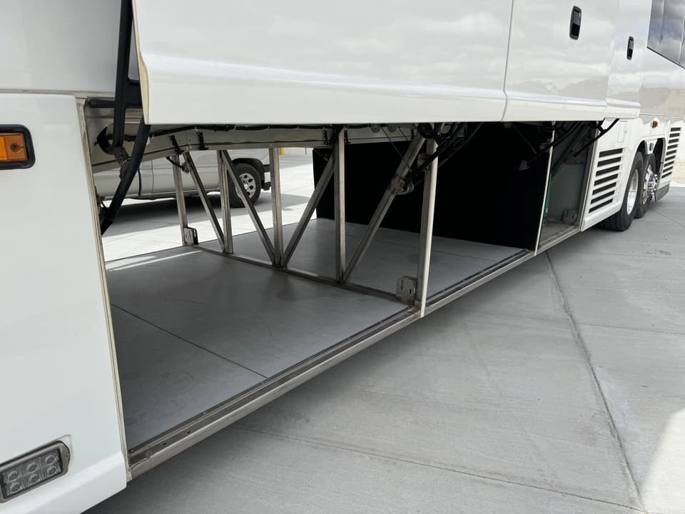 2015 MCI J4500 32 Pass Executive - Image 29