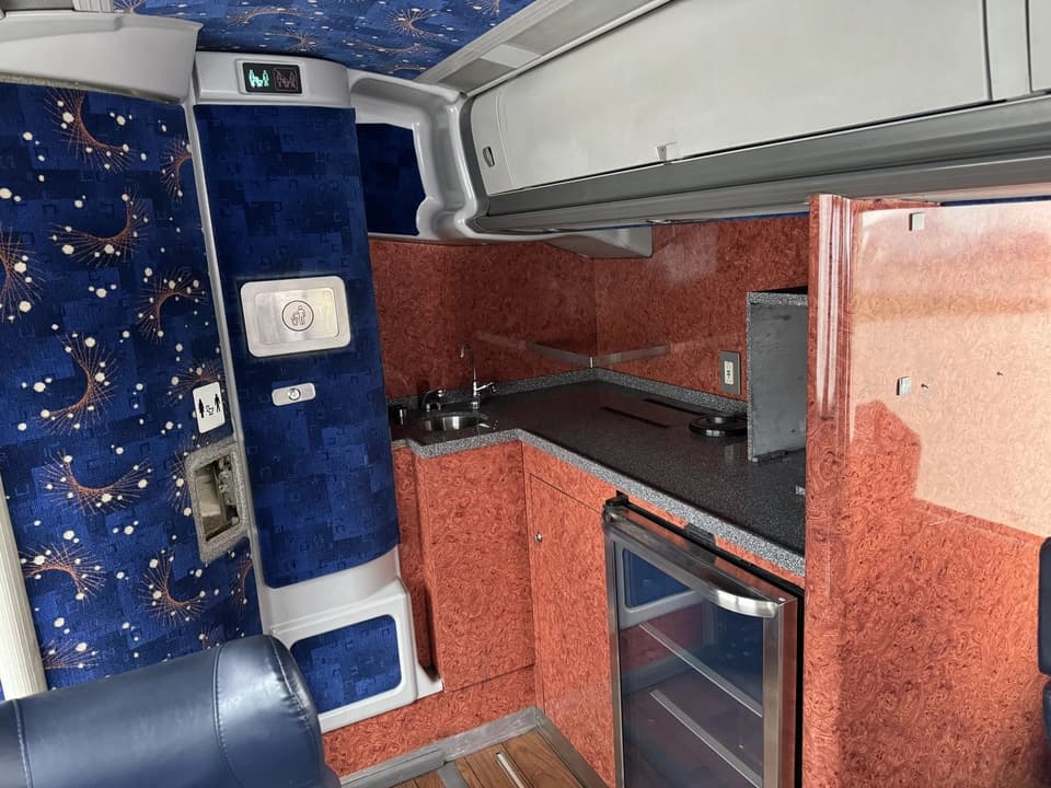 2015 MCI J4500 32 Pass Executive - Image 7