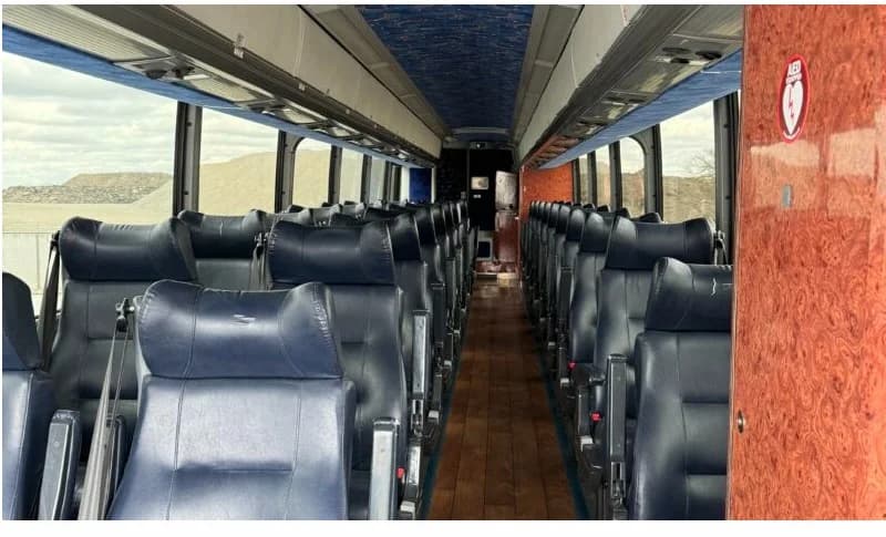 2015 MCI J4500 32 Pass Executive - Image 5