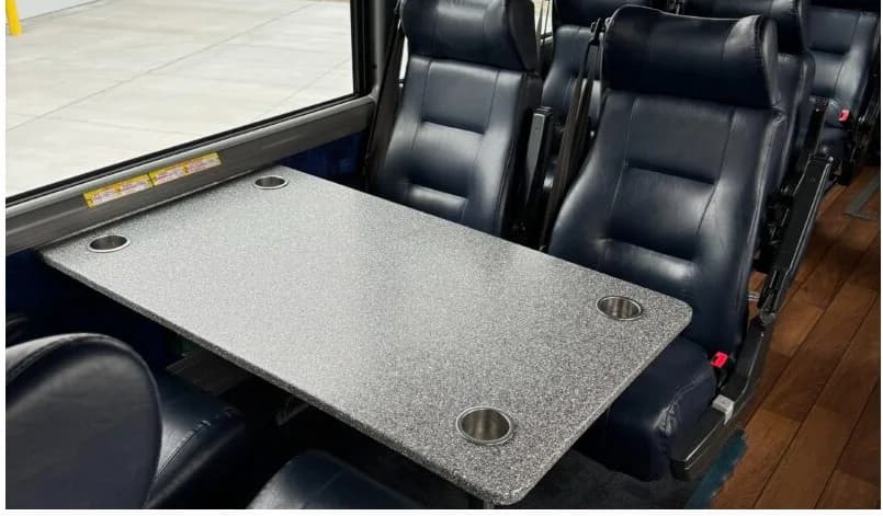 2015 MCI J4500 32 Pass Executive - Image 8