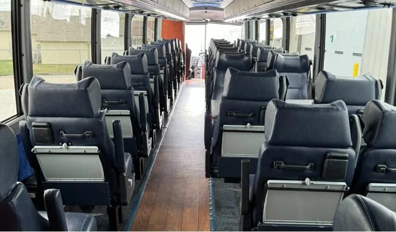 2015 MCI J4500 32 Pass Executive - Image 6