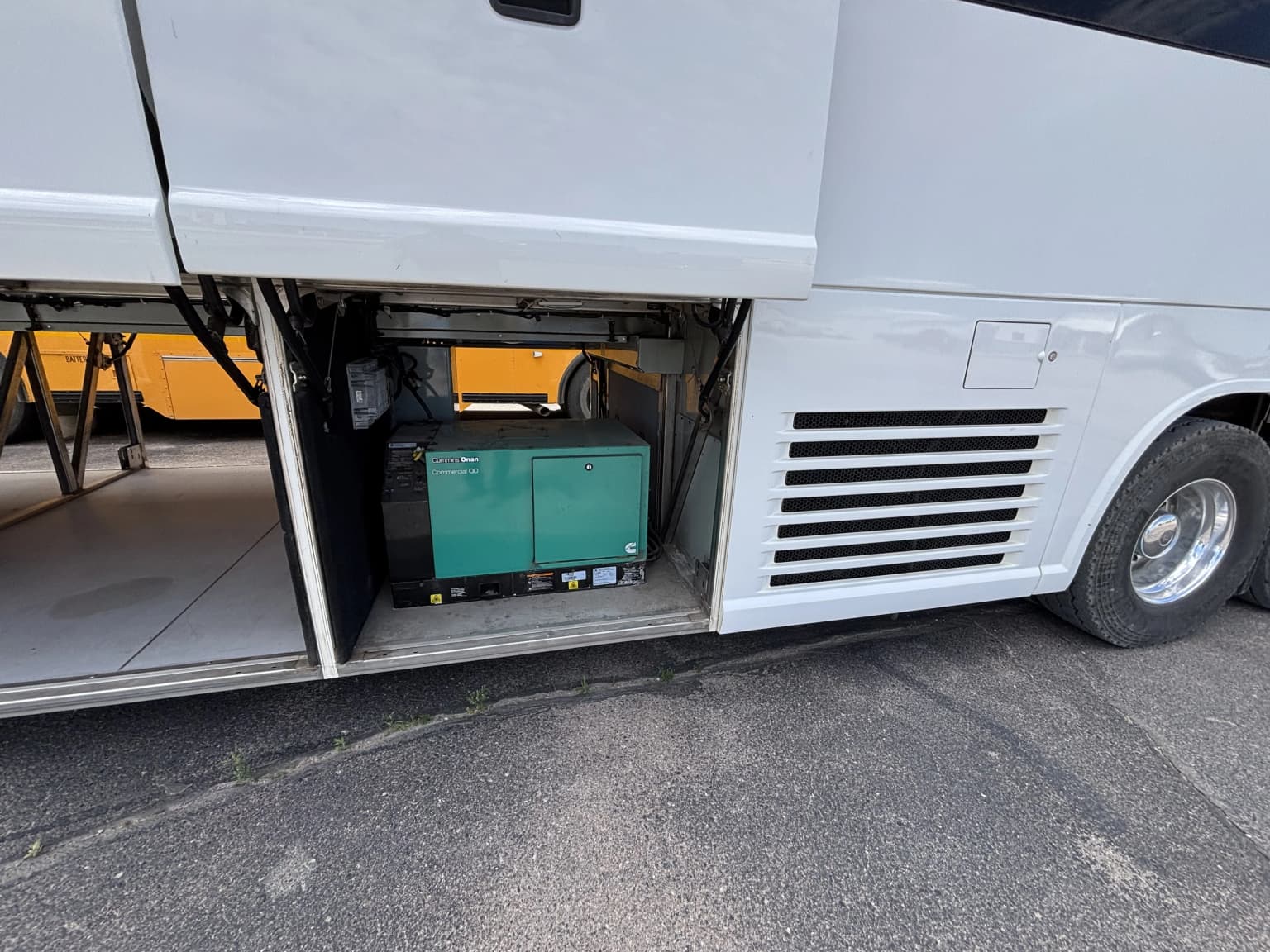 2015 MCI J4500 32 Pass Executive - Image 18