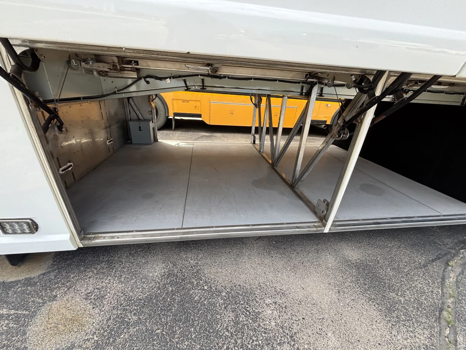 2015 MCI J4500 32 Pass Executive - Image 22