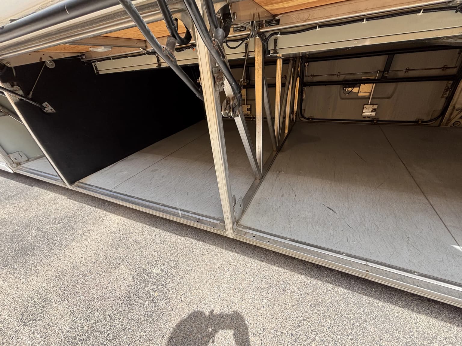 2015 MCI J4500 32 Pass Executive - Image 23