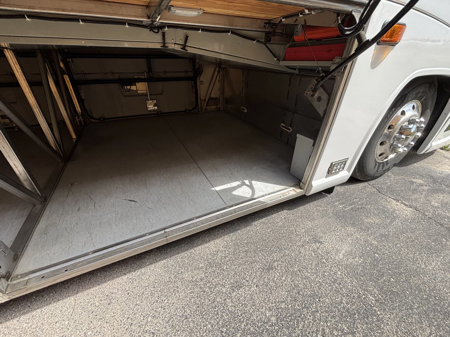 2015 MCI J4500 32 Pass Executive - Image 24