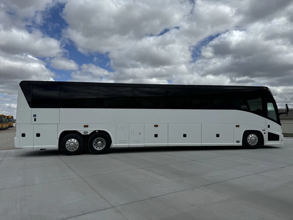 2015 MCI J4500 32 Pass Executive - Image 36