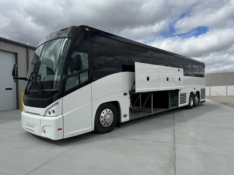 2015 MCI J4500 32 Pass Executive - Image 33