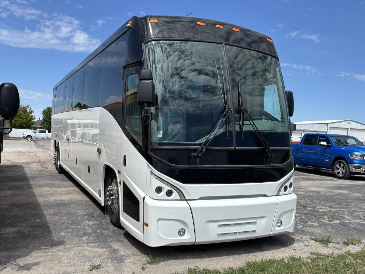 2015 MCI J4500 32 Pass Executive - Image 2