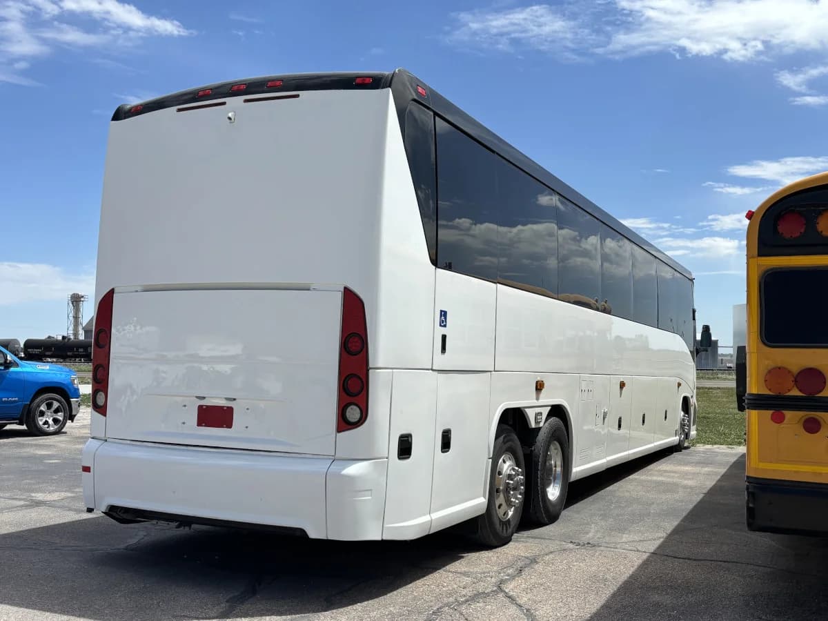 2015 MCI J4500 32 Pass Executive - Image 3