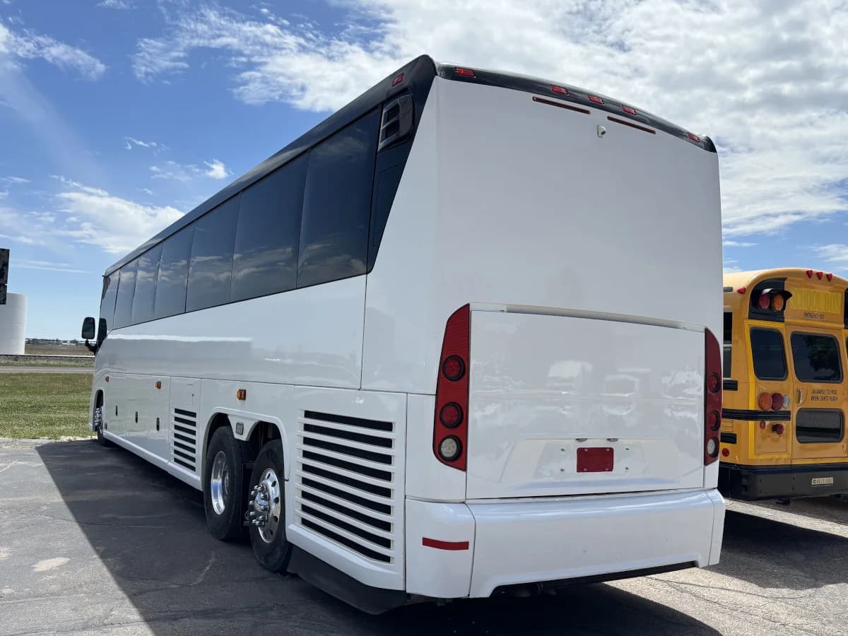 2015 MCI J4500 32 Pass Executive - Image 4