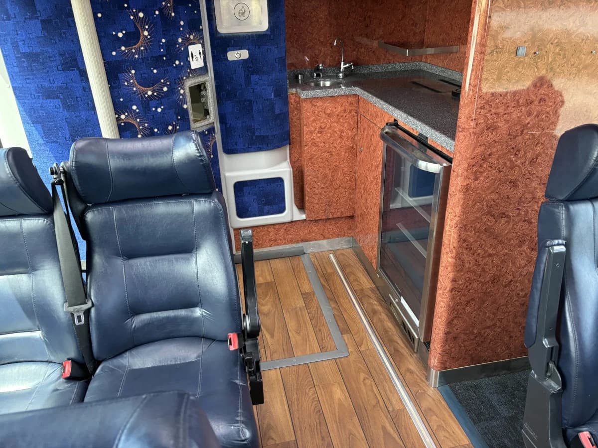 2015 MCI J4500 32 Pass Executive - Image 13