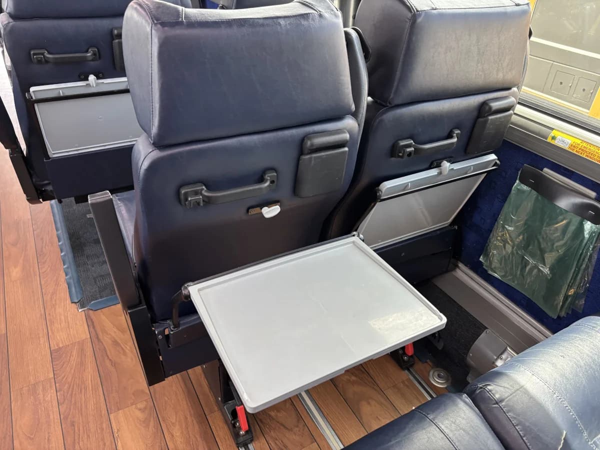 2015 MCI J4500 32 Pass Executive - Image 11