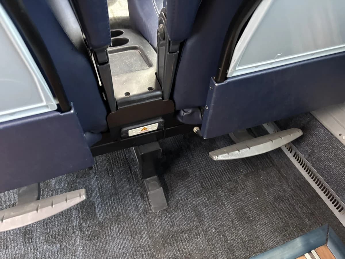 2015 MCI J4500 32 Pass Executive - Image 12