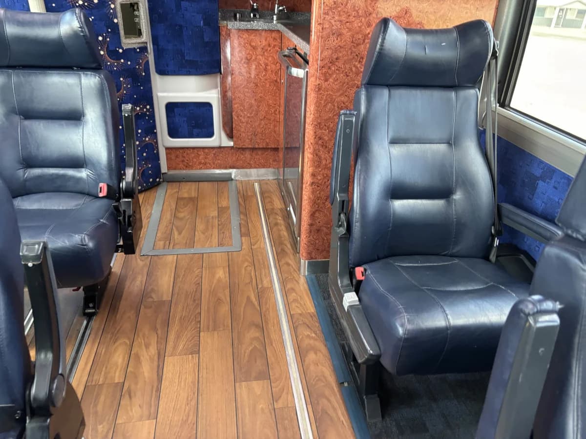 2015 MCI J4500 32 Pass Executive - Image 9