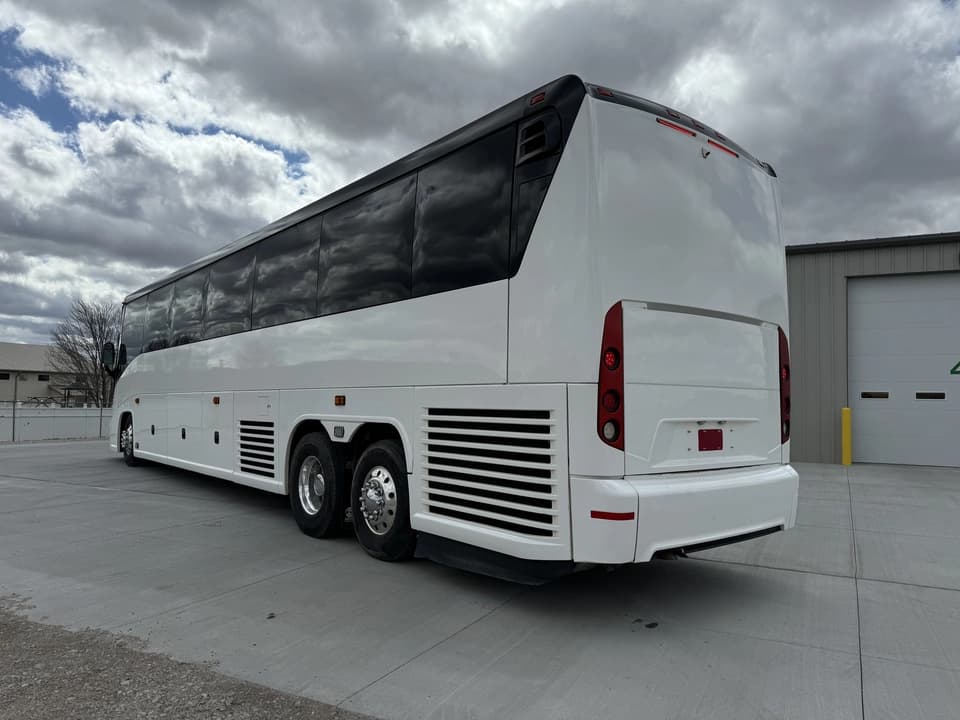 2015 MCI J4500 32 Pass Executive - Image 37