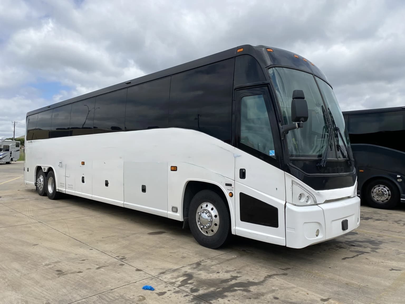 5 2017 MCI J4500 Matching Units - Image 2