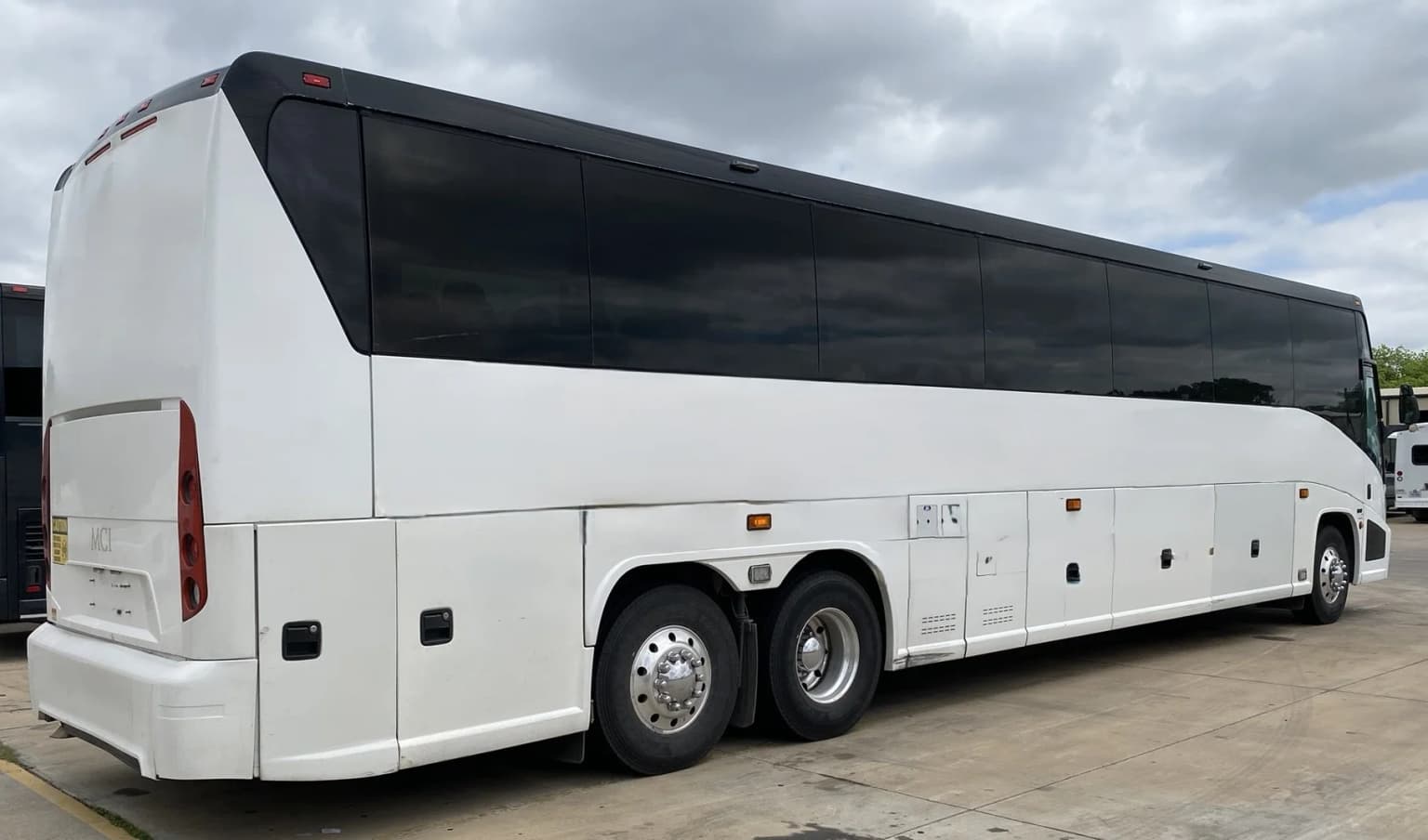 5 2017 MCI J4500 Matching Units - Image 3