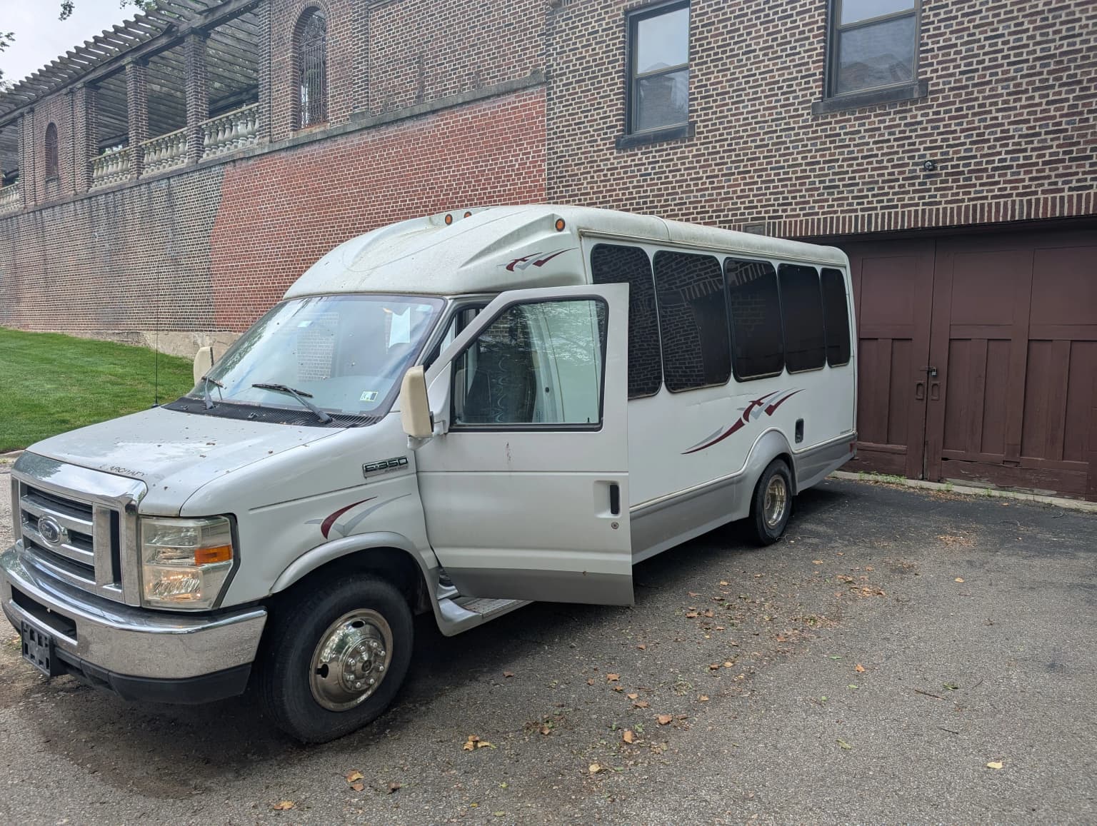 2008 E350 Ford Starcraft - Image 2