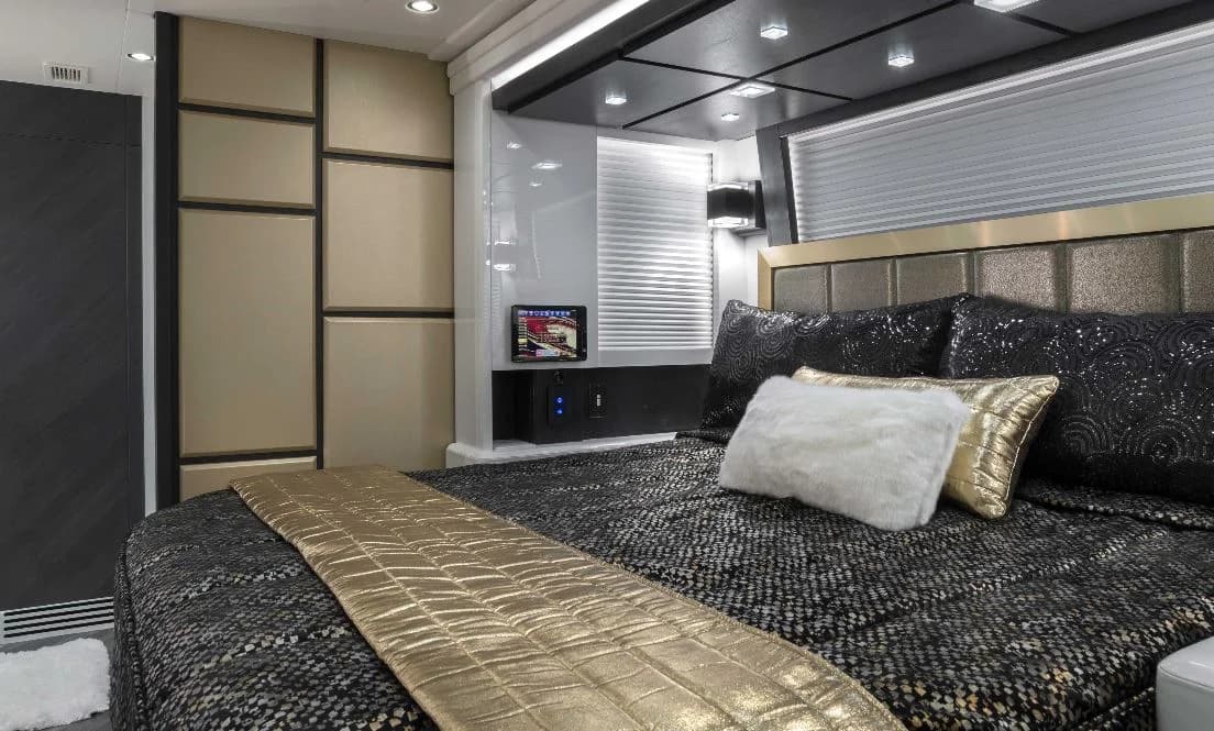2020 Prevost Elegant Lady Motorcoach - Image 4