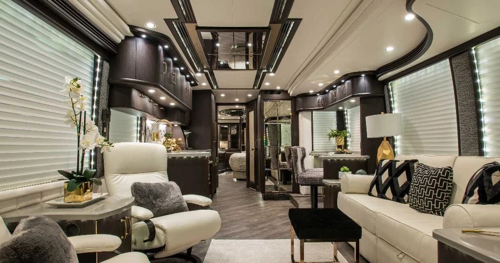 2019 Prevost H3-45 Elegant Lady Motorcoach - Image 2