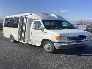 2005 Ford Starcraft bus