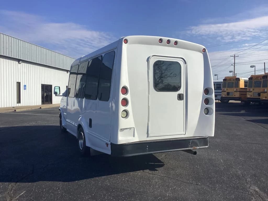 2005 Ford StarCraft Shuttle Bus - Image 2