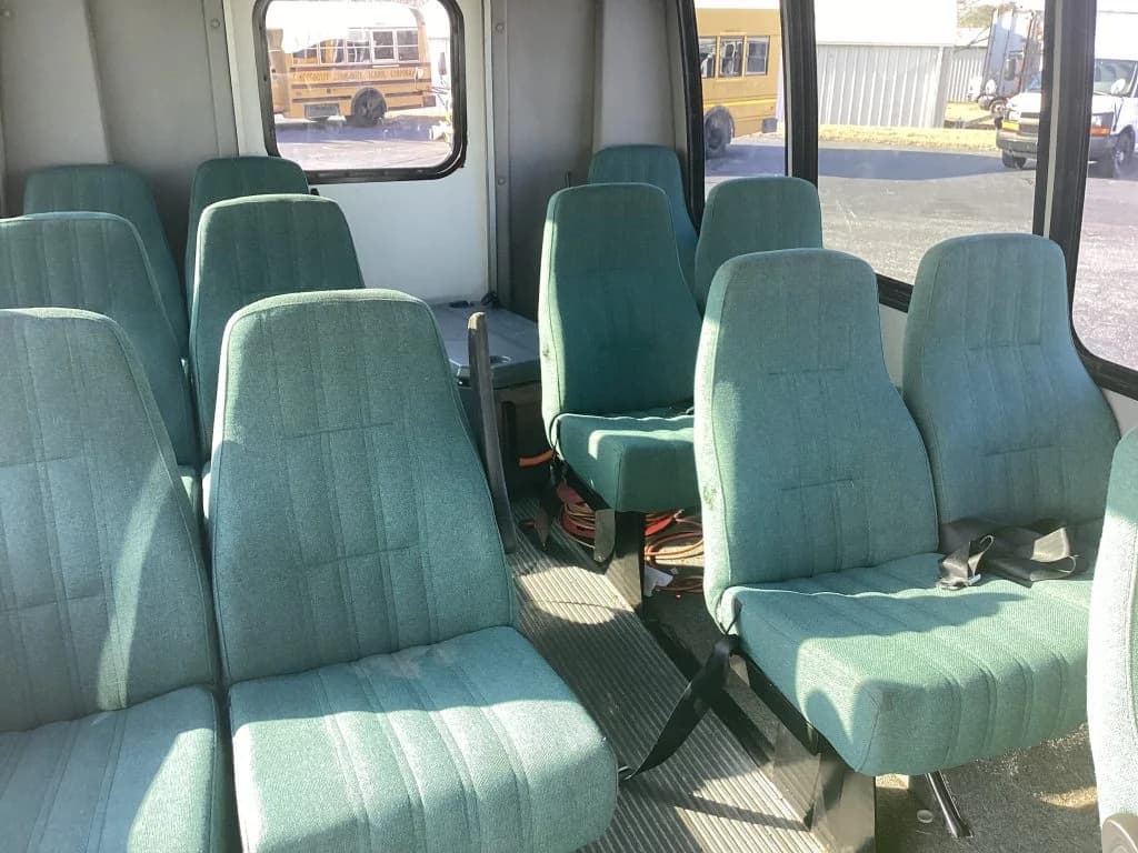 2005 Ford StarCraft Shuttle Bus - Image 3