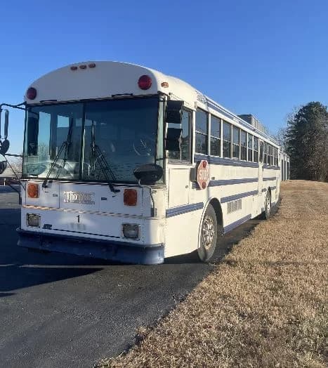 1999 Thomas Saf-T-Liner MVP Flat Nose Bus - Image 1