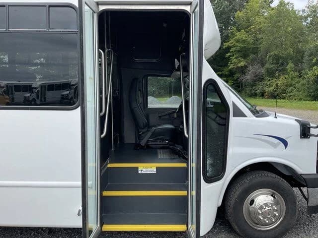 2024 Chevrolet Express 4500 Starcraft A/C Shuttle Bus  - Image 5