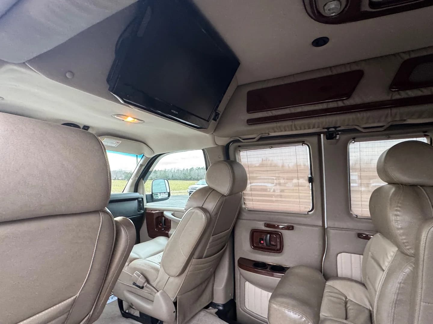 2012 GMC Savana 1500 Upfitter Passenger Van - Image 12
