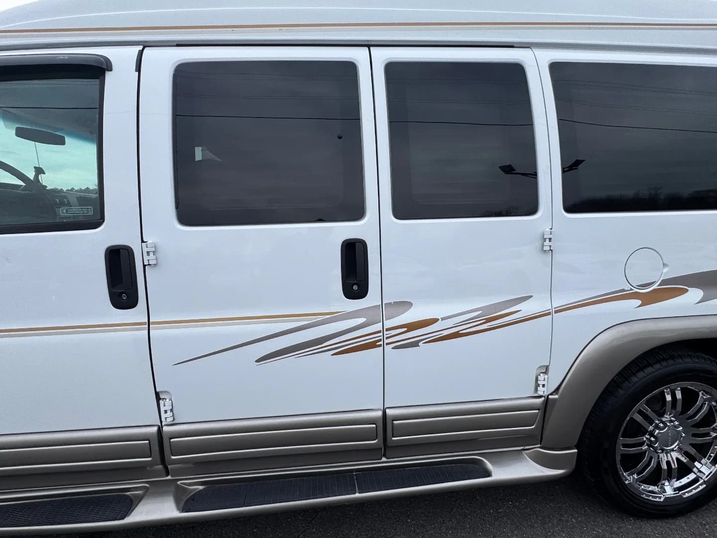 2012 GMC Savana 1500 Upfitter Passenger Van - Image 4