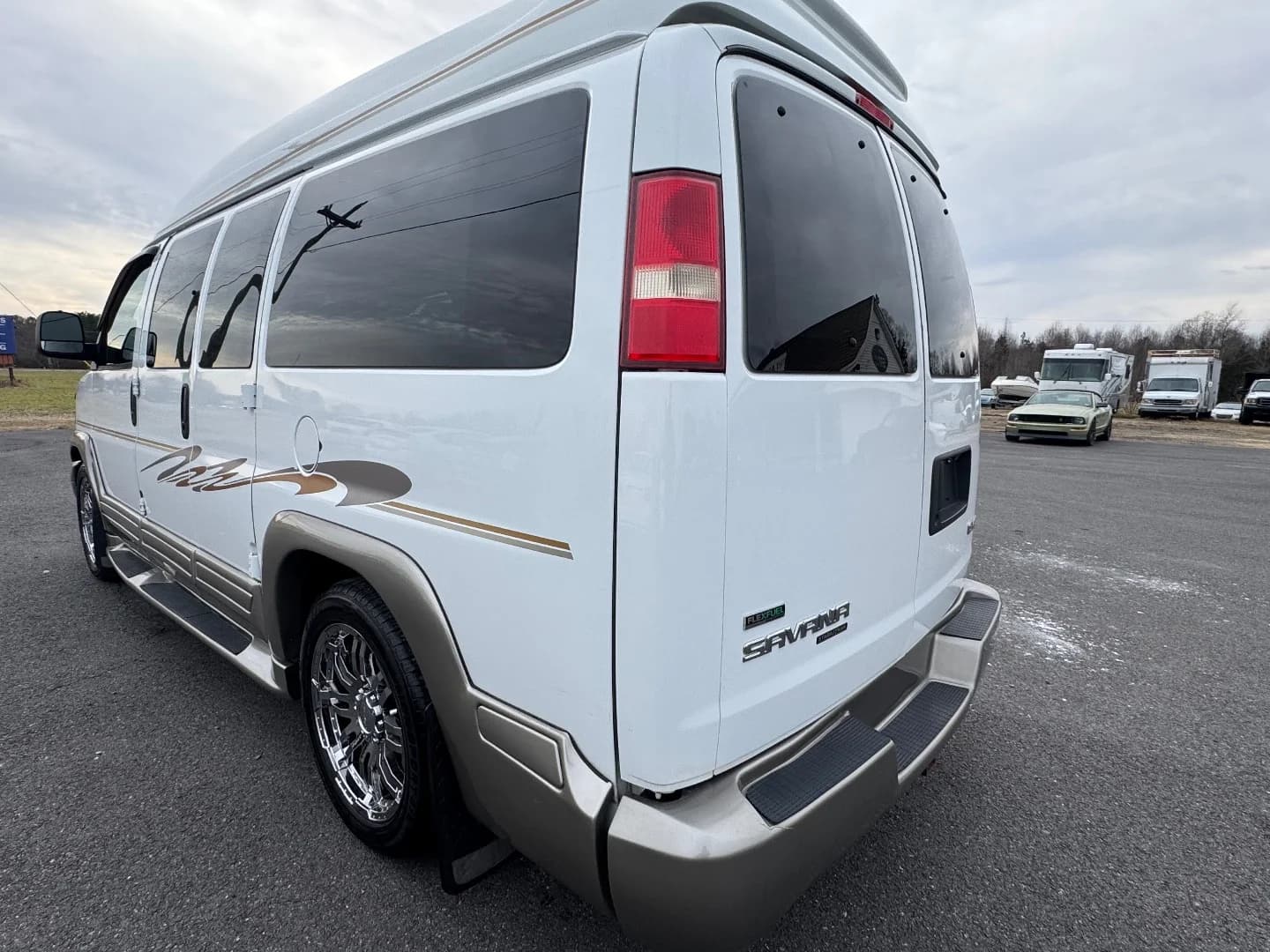 2012 GMC Savana 1500 Upfitter Passenger Van - Image 6