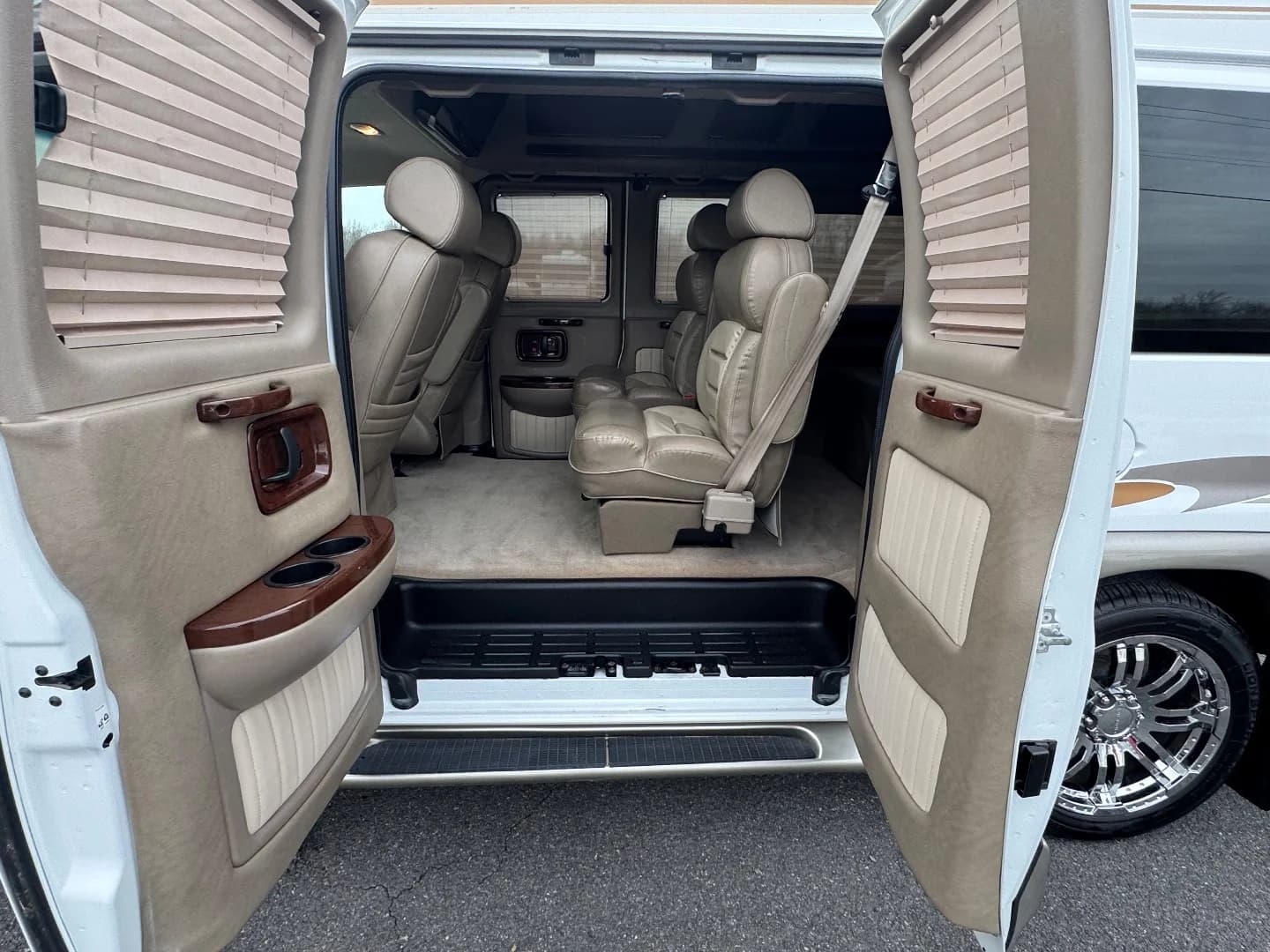 2012 GMC Savana 1500 Upfitter Passenger Van - Image 9