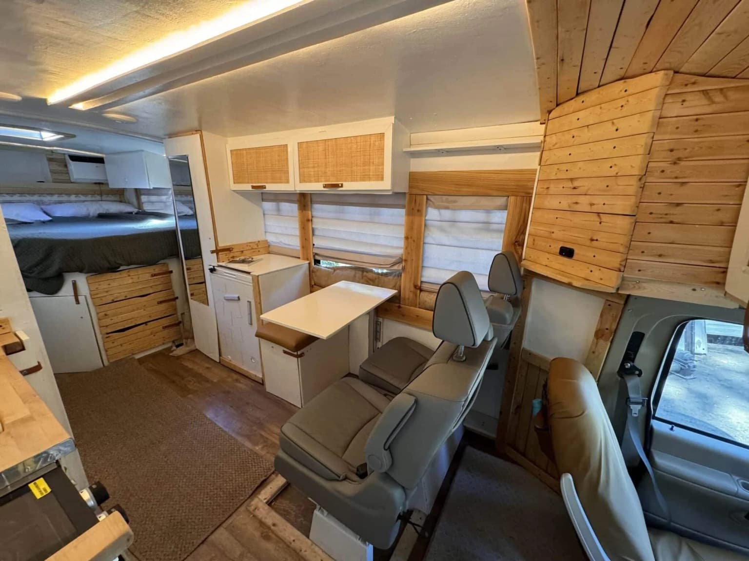 2006 Ford E450 Skoolie Conversion - Image 4