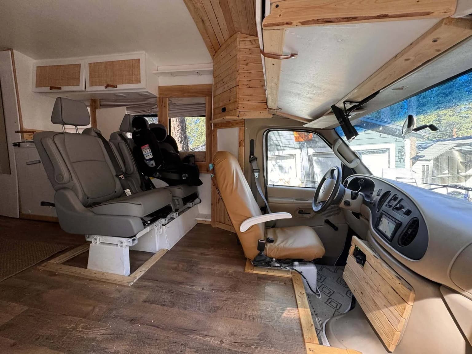2006 Ford E450 Skoolie Conversion - Image 6