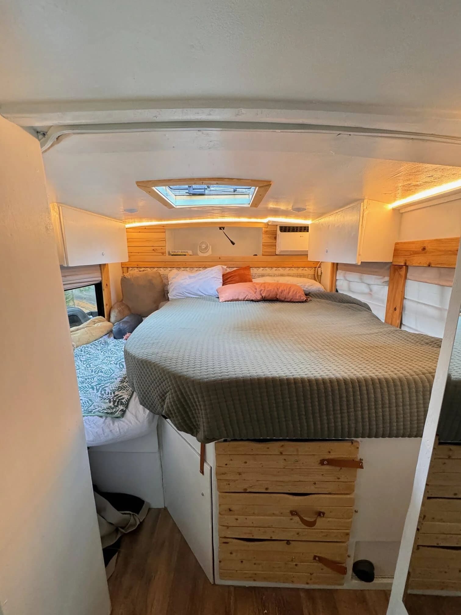 2006 Ford E450 Skoolie Conversion - Image 9