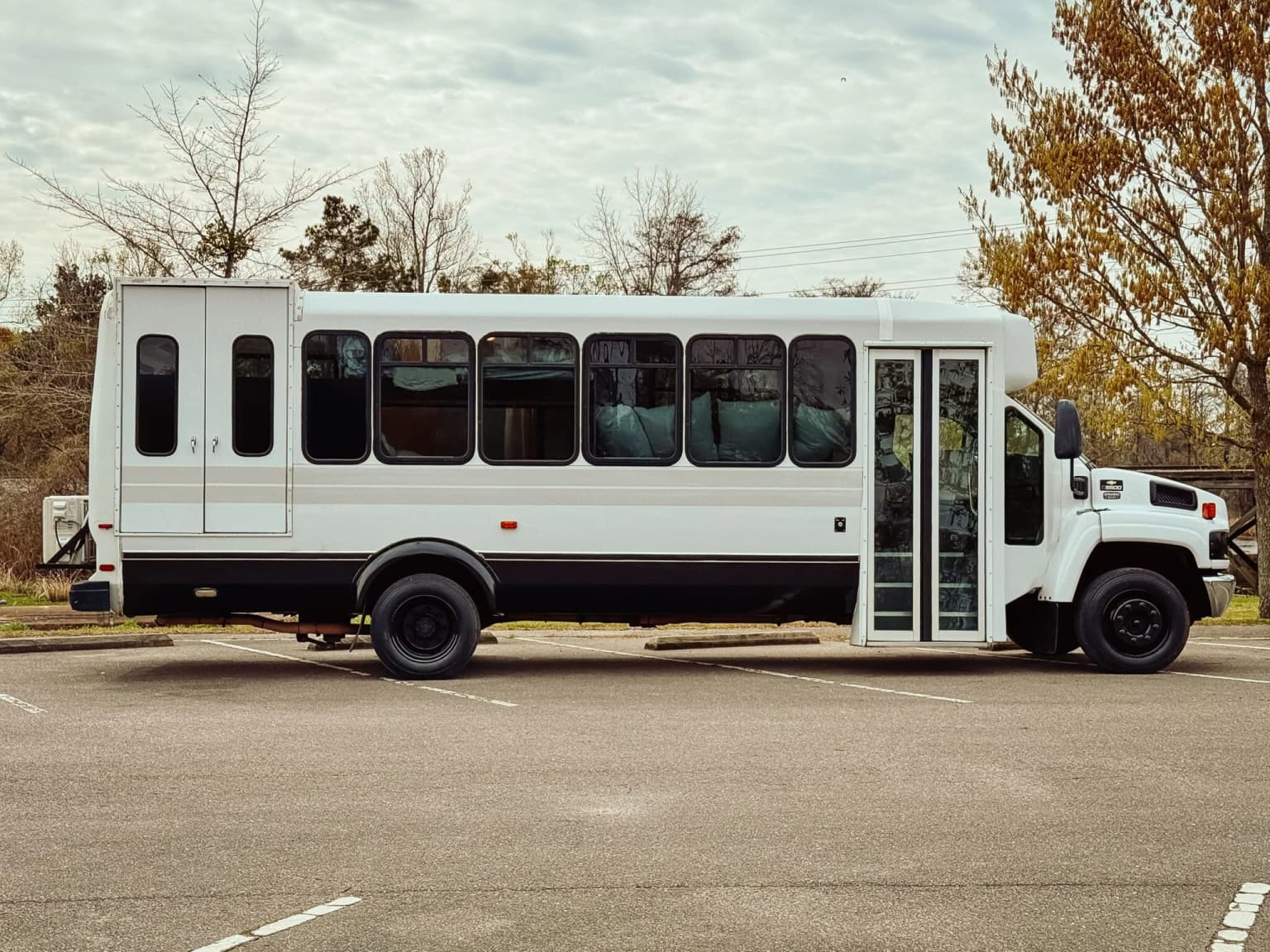 2008 Chevrloet C5500 Mid Size Skoolie Conversion - Image 4