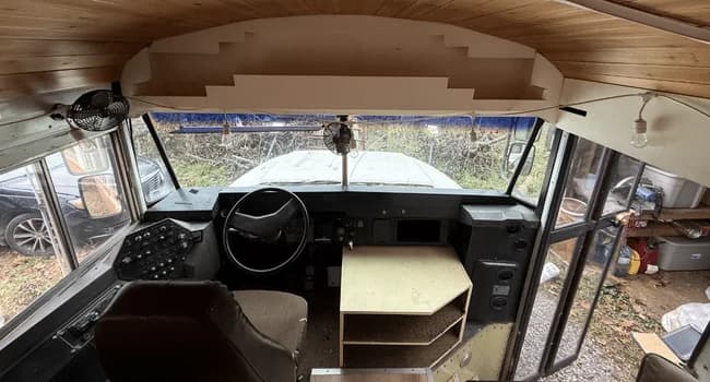 1999 International 3000 Dog Nose Skoolie Conversion - Image 4