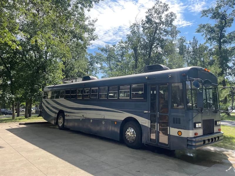 1992 International DT466 Flat Nose Skoolie - Image 1