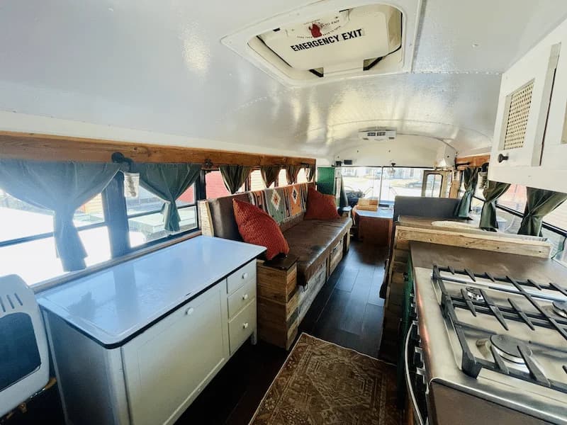 1992 International DT466 Flat Nose Skoolie - Image 2