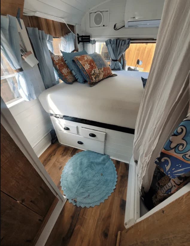 2001 International 3800 Skoolie Conversion - Image 6
