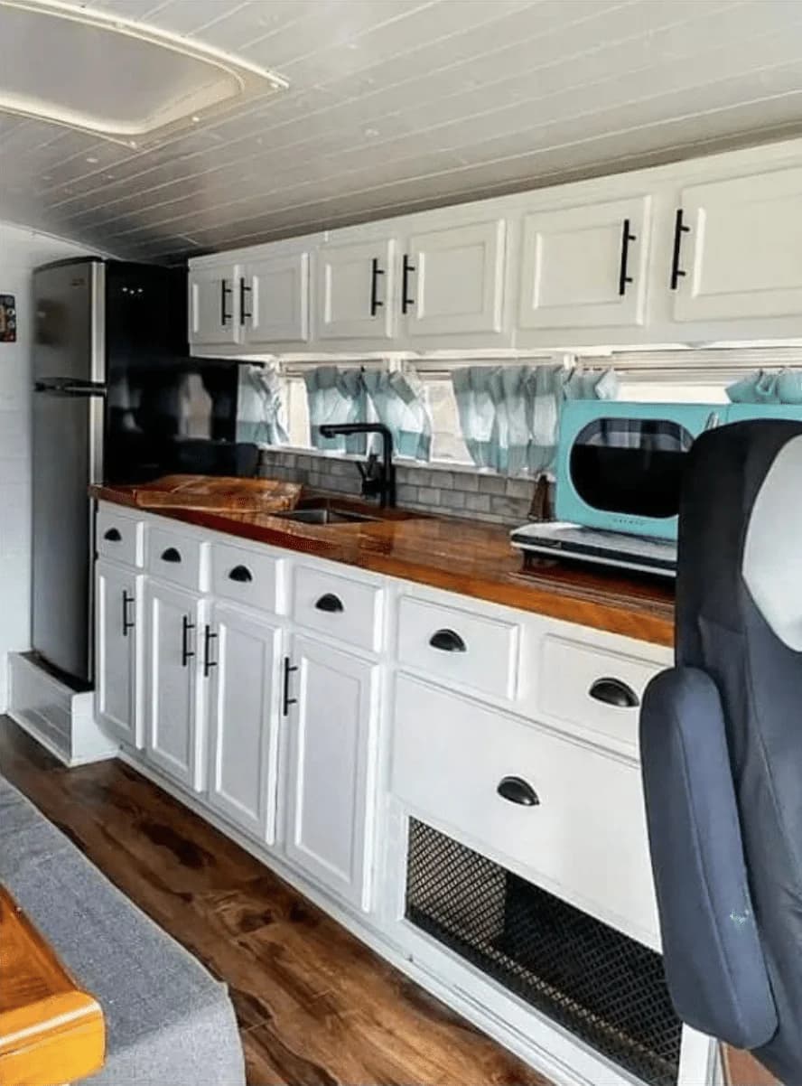 2001 International 3800 Skoolie Conversion - Image 5