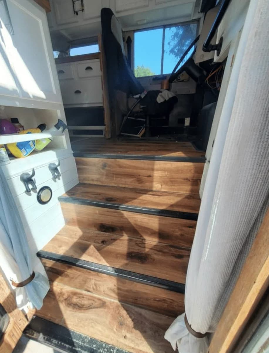 2001 International 3800 Skoolie Conversion - Image 7
