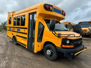 2013 Chevrolet Starcraft bus