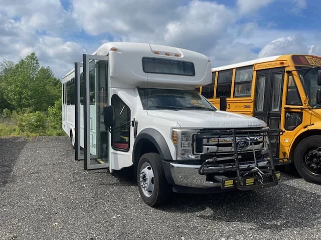 3 Matching 2018 Ford F-550 ADA Shuttles - Image 13