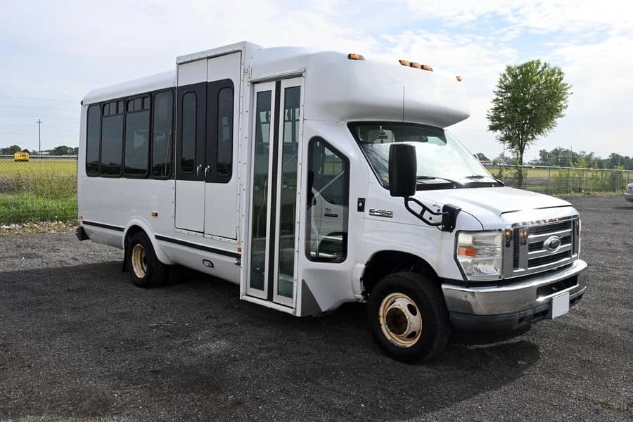 2011 Ford E450 Starcraft Shuttle Bus - Image 1