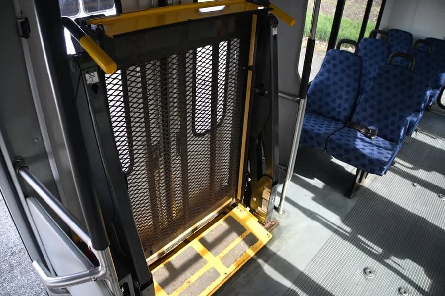 2011 Ford E450 Starcraft Shuttle Bus - Image 11