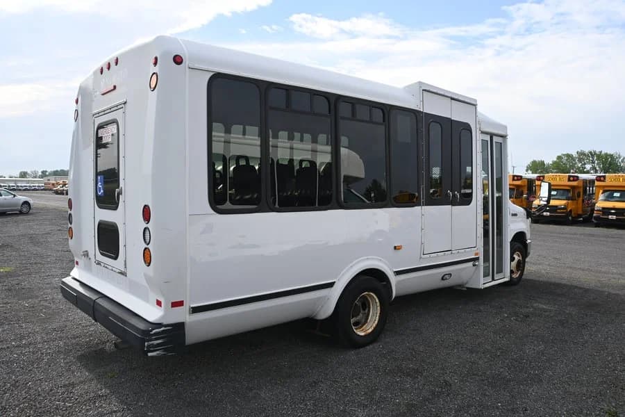 2011 Ford E450 Starcraft Shuttle Bus - Image 3