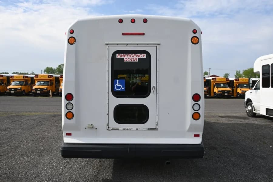 2011 Ford E450 Starcraft Shuttle Bus - Image 4