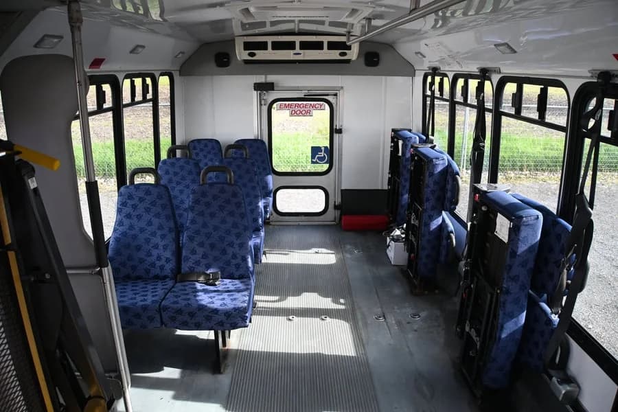 2011 Ford E450 Starcraft Shuttle Bus - Image 6
